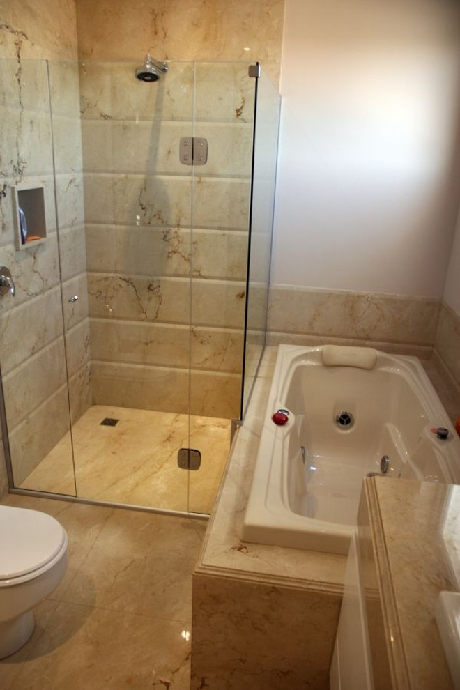 Banheiros seguem padrão de placas de mármore crema marfil |