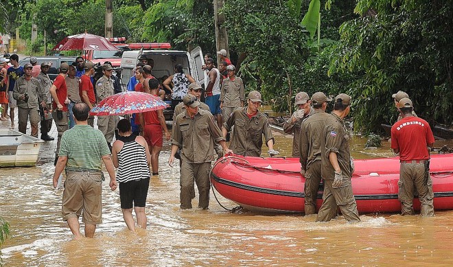 Bombeiros prestam socorro a moradores atingidos pelas chuvas; até ontem, 3,4 mil pessoas tinham sido desalojadas |