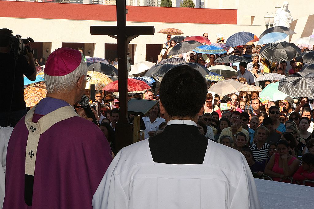 Dom Moacyr Vitti celebrou missa pela manhã no Cemitério Agua Verde | Fotos: Aniele Nascimento/Gazeta do Povo