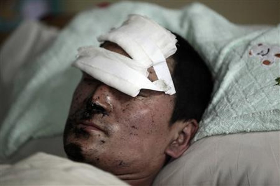 Famílias chinesas protestam, mortes em explosão de mina são 104 | Reuters