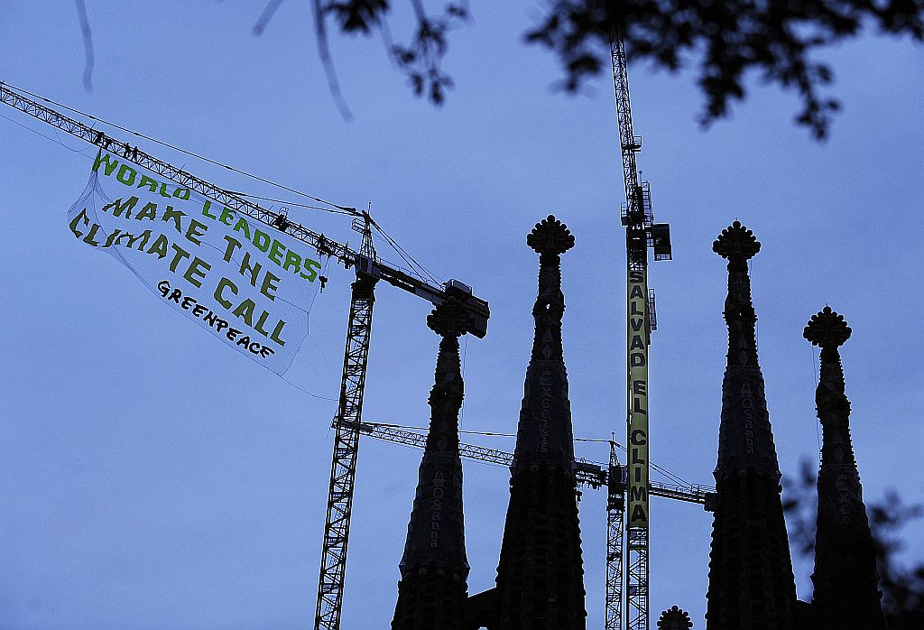 Ativistas do Greenpeace fazem protesto em torre de igreja de Barcelona | Albert Gea/Reuters