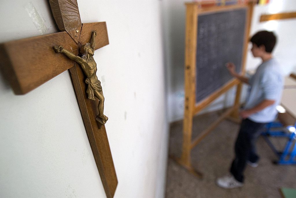Retirada de símbolos religiosos de escolas italianas causa polêmica | Reuters