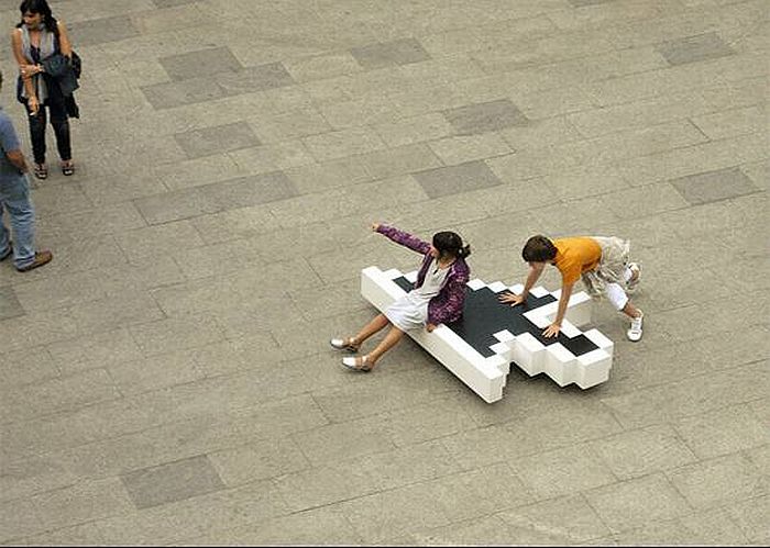 Além de usar como banco de praça, o público empurrou a obra pelas ruas da cidade | Divulgação