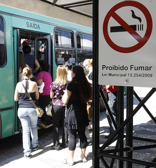 Nos terminais de ônibus, se algum passageiro for pego fumando, quem paga a multa é a Urbs | 