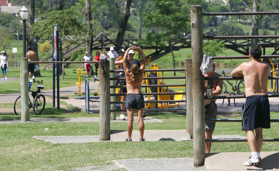 Curitibanos aproveitam o calor desta quarta-feira para fazer exercícios no Parque Barigui | Daniel Castellano / Agência de Notícias Gazeta do Povo