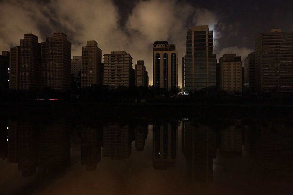São Paulo durante o blecaute da última terça-feira | Paulo Whitaker/Reuters