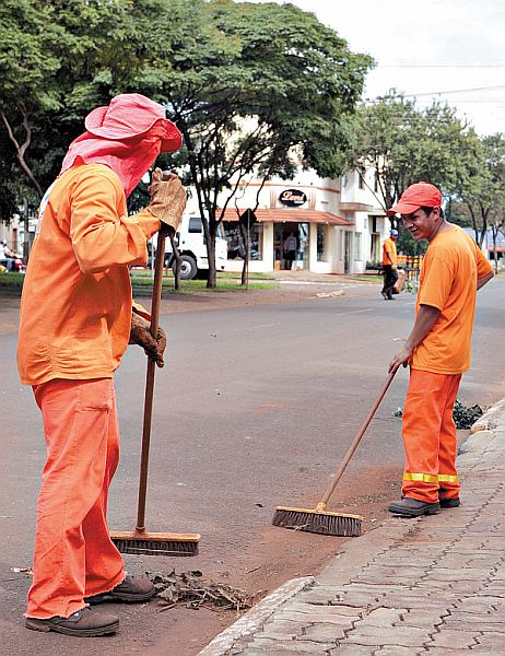 Varrição de rua em Santa Terezinha do Itaipu, no Oeste do Paraná: ex-prefeito foi condenado pela Justiça por terceirizar serviços, tais como as atividades de meio ambiente, para organização não governamental | Christian Rizzi/ Gazeta do Povo