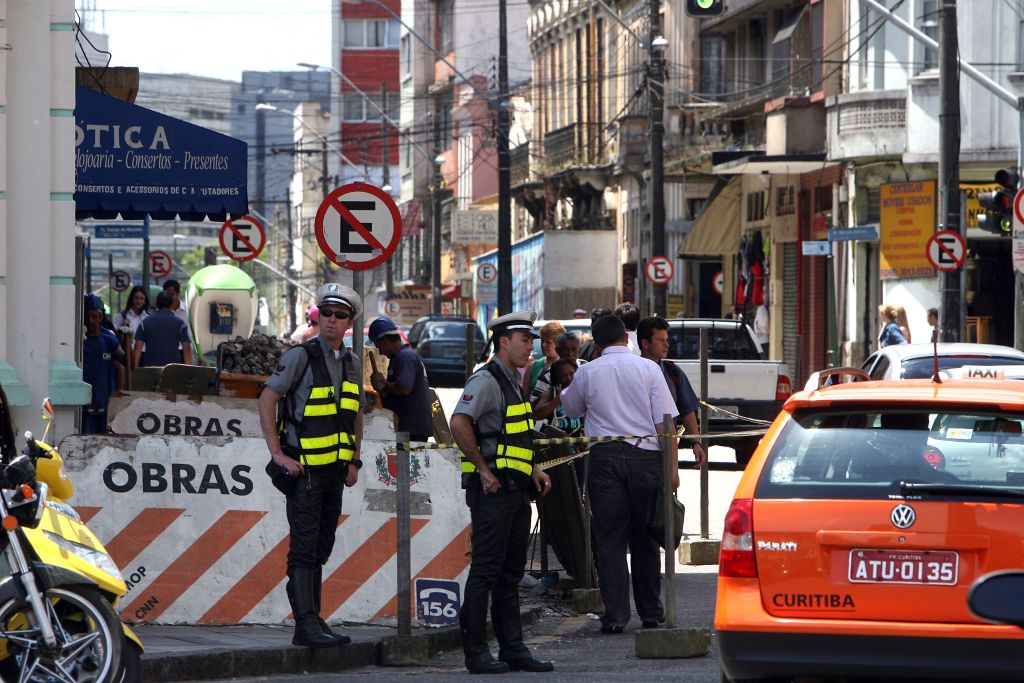 Obras serão feitas quadra a quadra para atrapalhar o mínimo possível o fluxo de veículos e pedestres | Hedeson Alves/Gazeta do Povo