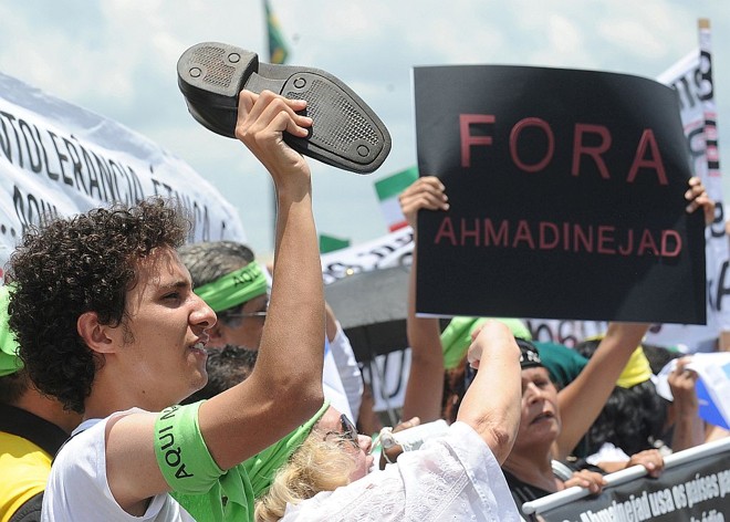 Protestos - A presença no Brasil de Mahmoud Ahmadinejad foi marcada por pro­­testos. Em frente ao Itamaraty, onde o iraniano encontrou o presi­­­dente Lula, manifestantes a favor e contra Ahmadinejad quase entrara­­­m em confronto uns com os outros. A PM evitou o conflito. Os contrários ao iraniano criticaram a falta de direitos humanos e liberdade no Irã para mu­­­lheres e homos­sexuais, além das de­­clarações de Ahmadinejad ne­­­gan­­do o holocausto judeu na 2ª Guerra Mundial. Os favoráveis pro­­­tes­­tavam contra o 