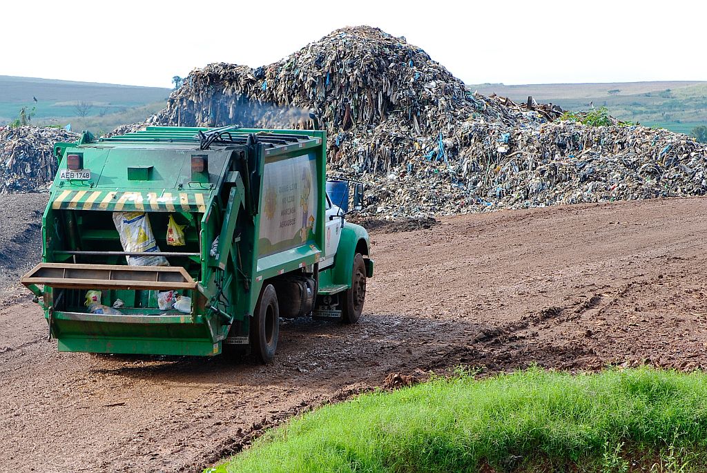 Maringá produz 300 toneladas de lixo por dia. Há no aterro mais 3 milhões de toneladas acumuladas | Fábio Dias