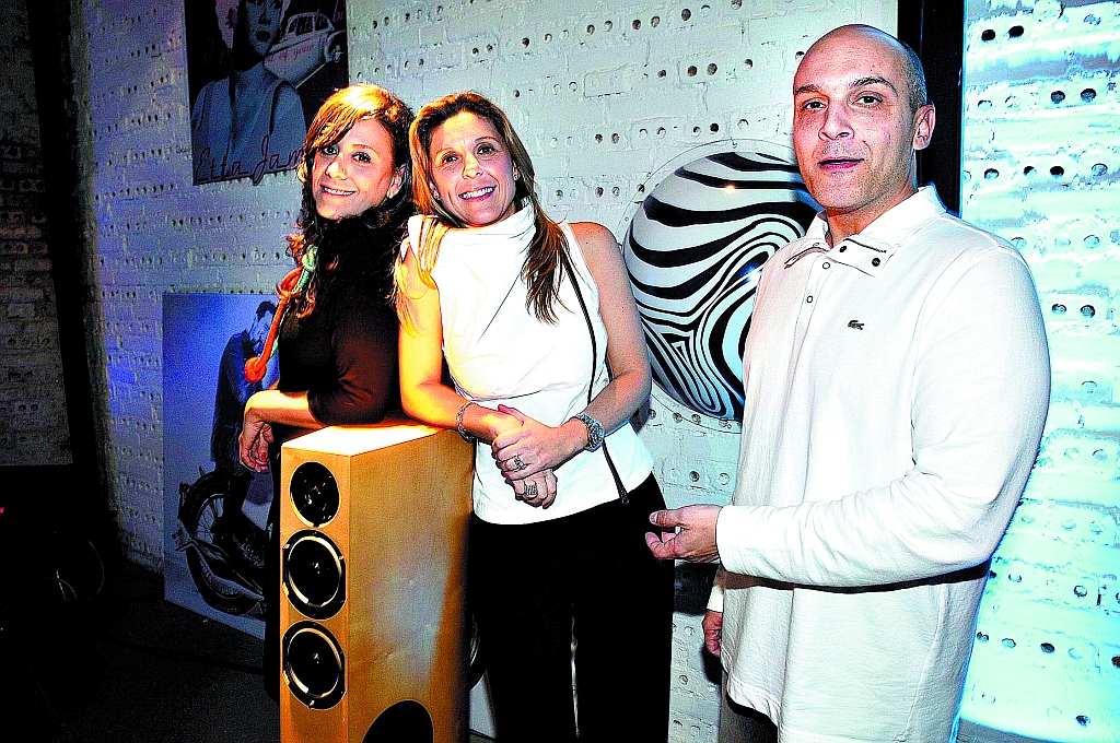 As arquitetas Deisy Cruz e Daniella Barranco com o anfitrião Fábio Storelli, na apresentação da marca alemã Audio Physic em Curitiba, terça passada, na loja Desmobília, comandada por ele e Ney Braga Neto | Kraw Penas