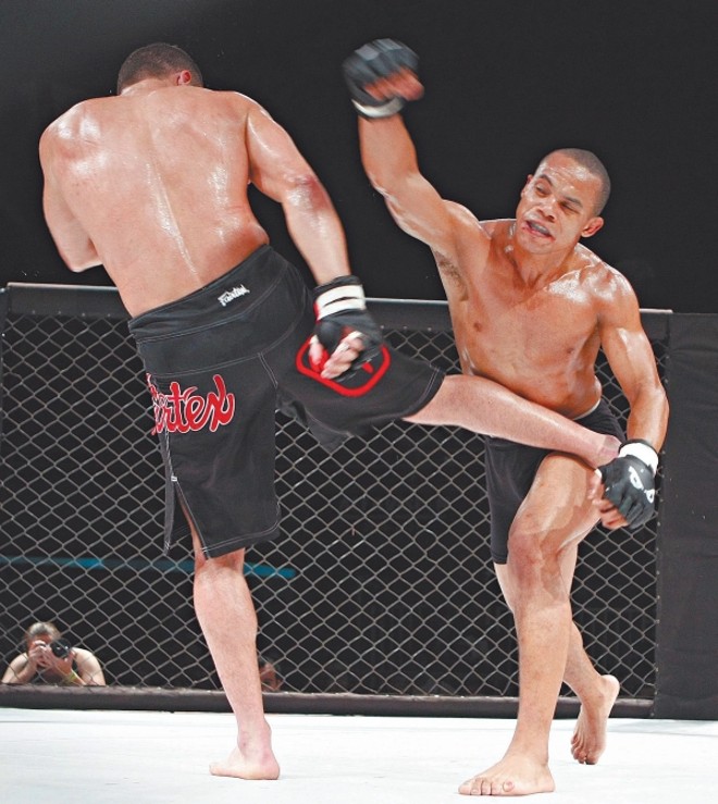 Diego Gasparetto (de costas) disputou parte do combate contra Paulo Diniz com o nariz sangrando, mas mesmo assim venceu | 