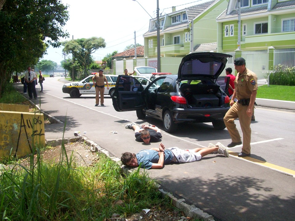 Quadrilha foi presa por policiais militares quando se preparava para fugir em um carro | Adriano Ribeiro / Gazeta do Povo