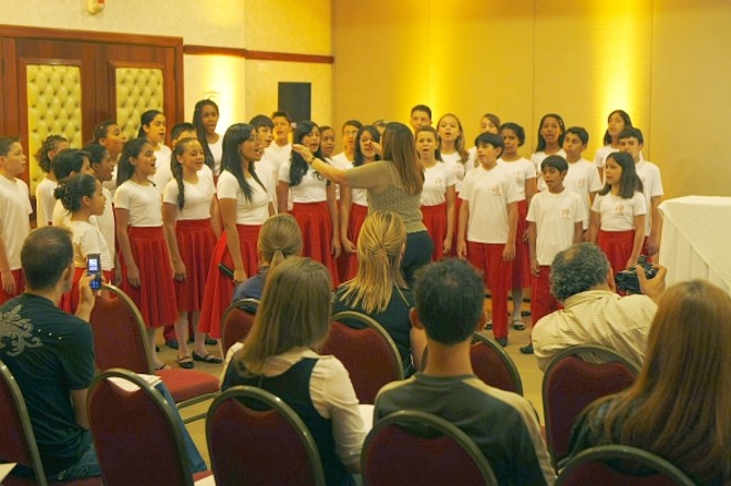 Parte do coral se apresenta para a imprensa durante coletiva |