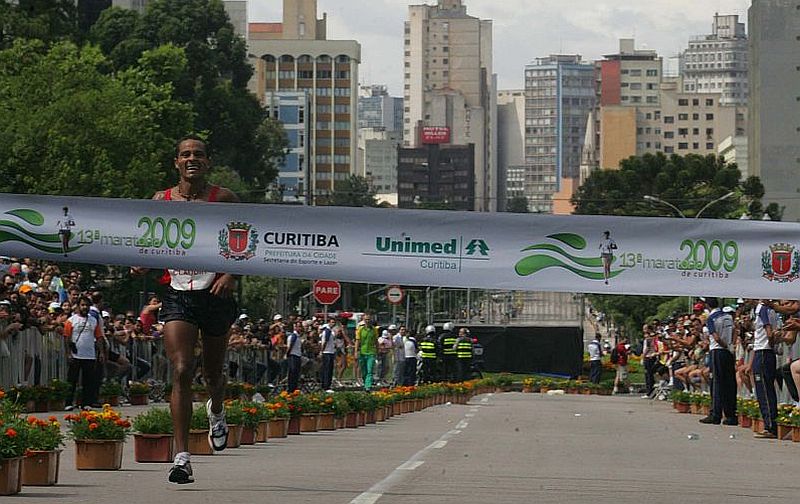 O gaúcho Claudir Rodrigues vence pela terceira vez a Maratona de Curitiba após arrancada nos últimos quilômetros | Ivonaldo Alexandre/Gazeta do Povo