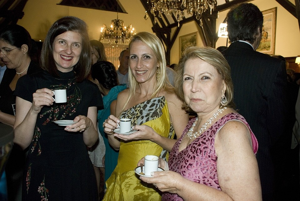 Ety Cristina Carneiro (à esq.), diretora executiva do Complexo Pequeno Príncipe, com Mirella e Alcina Zagallo, filha e mulher do ex-técnico Zagallo, respectivamente, degustam o cafezinho da barista Georgia Franco de Souza, na terceira edição da Noite dos Chefs, no Graciosa Country Club |