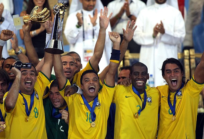 Jogadores comemoram o tetra do Brasil na Copa do Mundo de Futebol de Areia | Karim Sahib/AFP