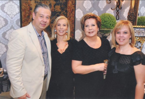 No lançamento da revista de Iza Zilli, no Studio Casa de Eduardo Mourão, o proprietário, Cláudia Simões de Assis, Elizabeth e Beta Mourão |