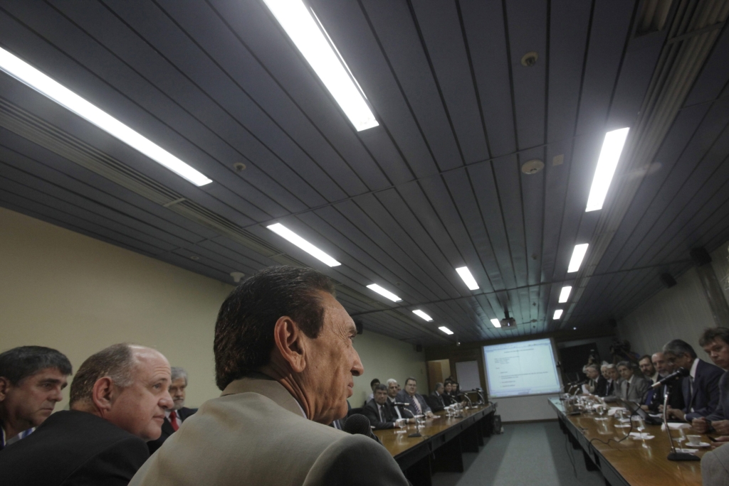 Ministro de Minas e Energia Edison Lobão (centro) participa de reunião emergencial do Comitê de Monitoramento do Setor Elétrico | Ricardo Moraes / Reuters