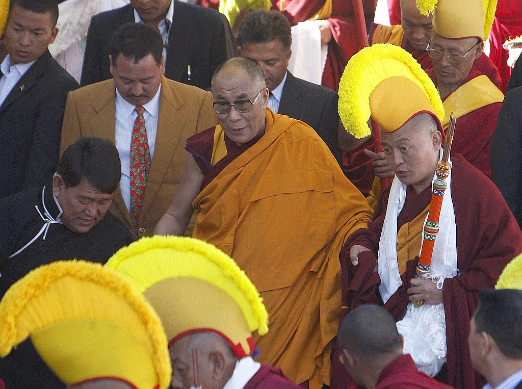 Milhares de pessoas enfrentaram temperaturas baixas para ver de perto o líder espiritual tibetano | Reuters