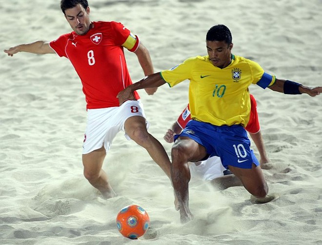 Benjamin e Mo disputam lance na final da Copa |