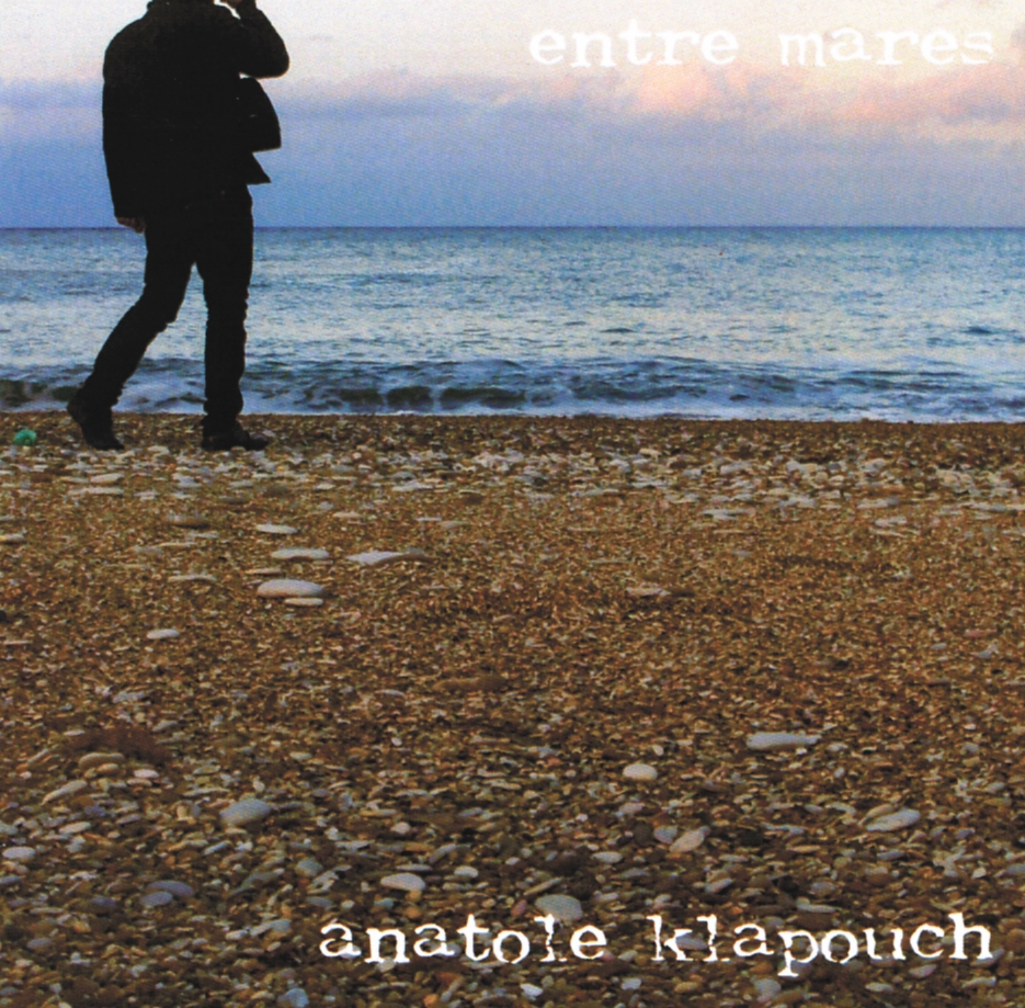 Imagem da capa do disco Entre Mares, em que Anatole Klapouch toca violão, guitarra, baixo, bateria, teclado e viola, além de cantar | Reprodução