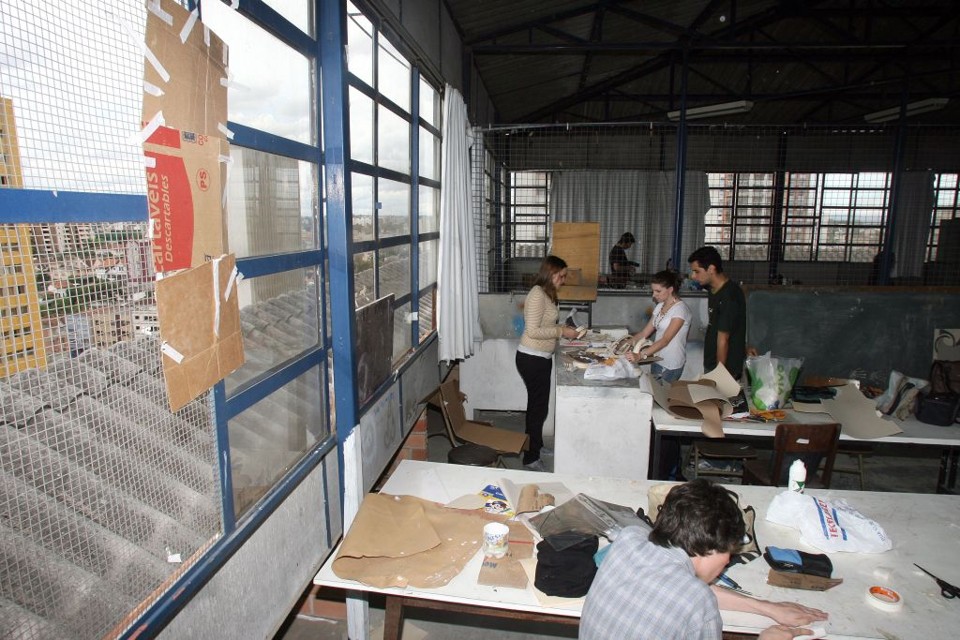 Laboratório de Design: vidros quebrados, tubulação entupida e invasão de pombos dificultam trabalho de alunos | Hedeson Alves/ Gazeta do Povo