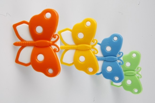 Em formato de borboleta, é feito de plástico e vem com quatro opções de cores: azul, laranja, verde e amarelo. À venda na Freezer Point por R$ 6 (a embalagem com quatro unidades) |