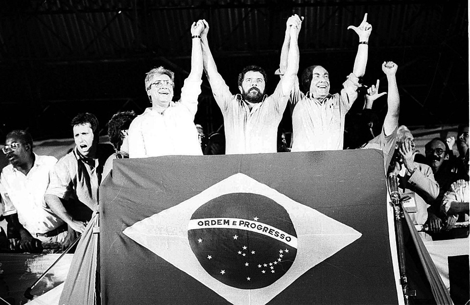 O petista Luiz Inácio Lula da Silva ganhou o apoio do tucano Mário Covas (à esquerda) e do pedetista Leonel Brizola na disputa do segundo turno contra Fernando Collor, que acabou vencendo a eleição e se tornou o primeiro presidente civil após o golpe militar de 1964 | Renato dos Anjos/AE