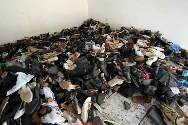 DesvioO primeiro escândalo noticiado de desvio de doações envolveu o Exército e voluntários, em Blumenau. Eles foram flagrados separando roupas na central de doações para levá-las para casa |