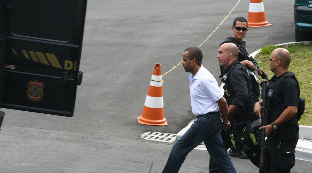 Foto de arquivo de 2008 mostra mobilização de policiais federais para transportar o traficante Fernandinho Beira-Mar, que esteve em Curitiba para interrogatório da Operação Fênix | Aniele Nascimento / Gazeta do Povo