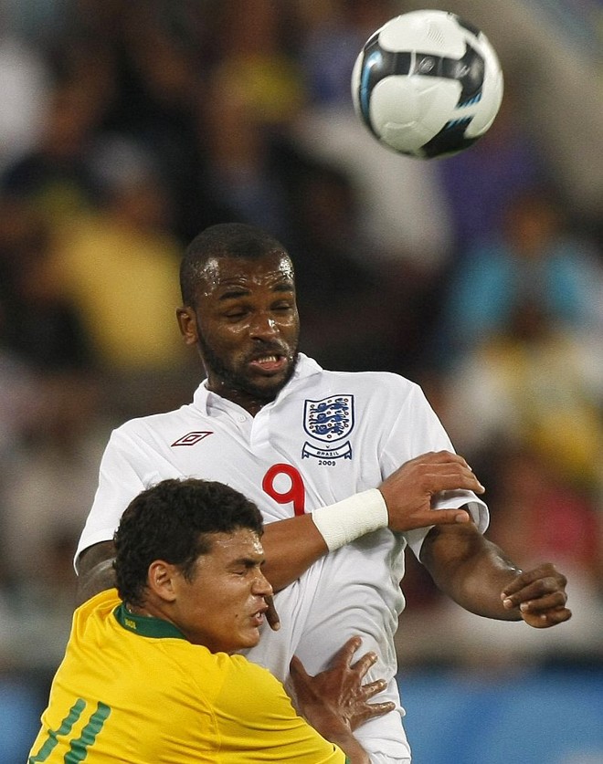 Thiago Silva tenta parar por baixo o inglês Darren Bent | 