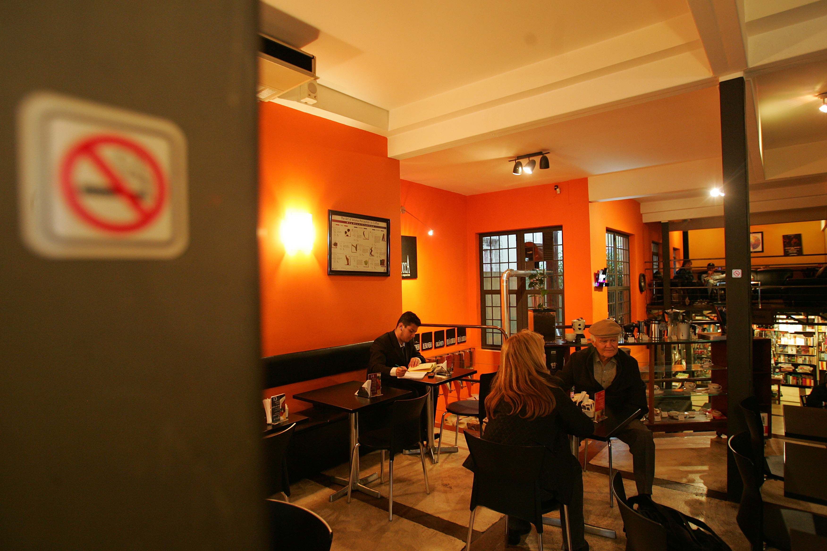 A lei antifumo prevê multa de R$ 1 mil ao estabelecimento que descumprir a medida | Ivonaldo Alexandre - Agência de Notícias Gazeta do Povo