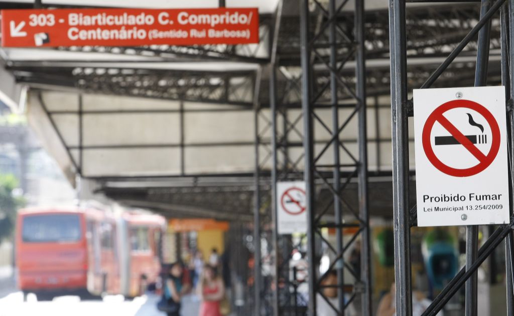 A Urbs recebeu notificação porque havia pessoas fumando nos terminais de Santa Felicidade e Campina do Siqueira (foto), apesar dos avisos | Jonathan Campos/Gazeta do Povo