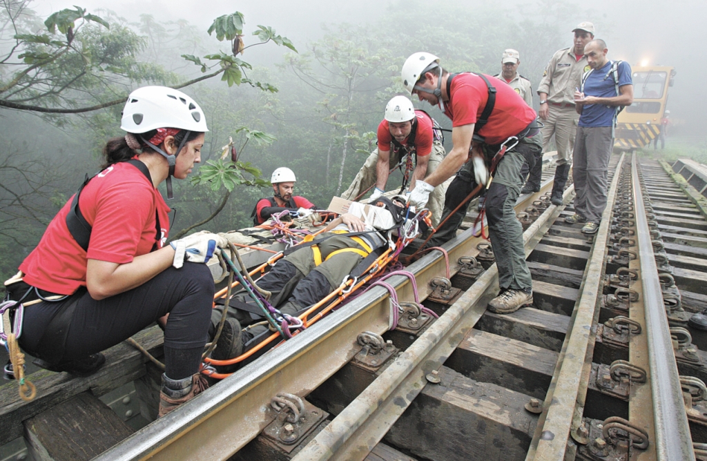 Integrantes do grupo Cosmo de resgate em montanha retiram vítima que caiu da ponte Ipiranga I e que estava em estado gravíssimo | Daniel Castellano/Gazeta do Povo