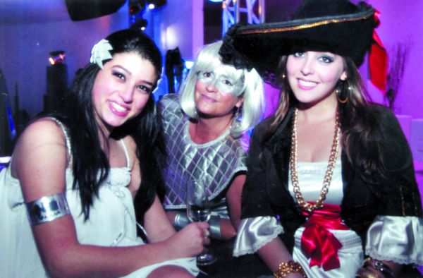 HALLOWEEN NO IATE - Entre as presentes à festa de Halloween que aconteceu no Iate Clube de Caiobá, animada pelo DJ André Gentil, estavam Carla Dantas, Elizabeth Gradowski e sua filha Jéssica, todas caracterizadas como pedia a ocasião |