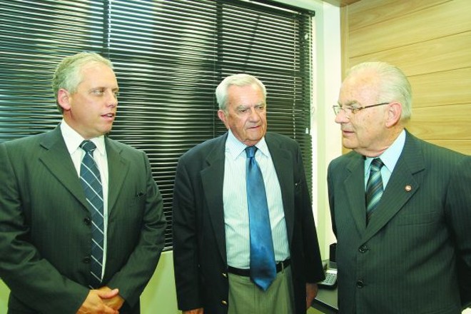 TROFÉU CATARATAS - A 21ª edição do Troféu Cataratas, promovido pela Abrajet/PR, aconteceu em jantar no restaurante-escola do Senac, buscando incentivar e valorizar o trabalho em prol do turismo em nosso estado. Entre os premiados, estavam O Boticário, MGM Operadora, Bar do Alemão, Sebrae/PR, Rafain Palace Hotel, Rede Deville de Hotéis, Universidade Positivo, Mercado de Orgânicos, Prefeitura de Paranaguá, Aldo Carvalho e Azul Linhas Aéreas. Ainda receberam homenagem especial o secretário estadual de Turismo, Celso Caron; o presidente da Abav, Antonio Azevedo; a presidente do Instituto Municipal de turismo, Juliana Wosnika; Emerson Jabur, da Câmara Empresarial de Turismo da Fecomércio; e Marco Antonio Fatuch, presidente do Sindotel. O presidente da Abrajet/PR, Sérgio Almeida, comemorou o sucesso do evento ao lado das jornalistas Marian Guimarães e Juril Carnasciali e de Darci Piana, presidente da Federação do Comércio do Paraná e do Sistema Fecomércio, também agraciado com o prêmio |