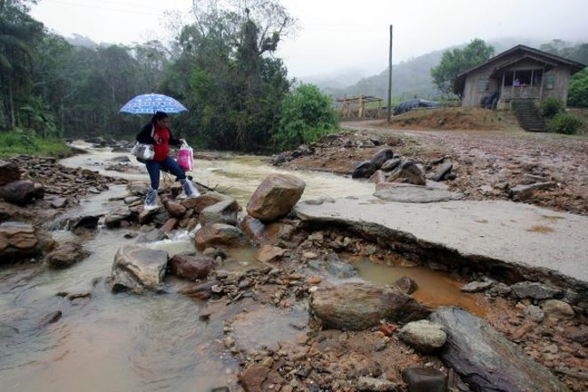 Chuvas da primaveraChuvas da primavera de 2009 provocaram duas mortes no estado e atingiram 103.107 pessoas, em 91 municípios. Dessas, cerca de 12 mil tiveram de deixar suas casas |