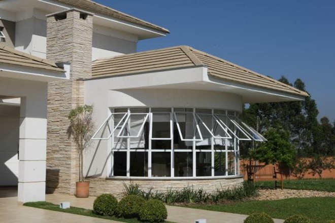 A designer Gisele Busmayer também optou pela aplicação de grafiato na fachada de sua casa |