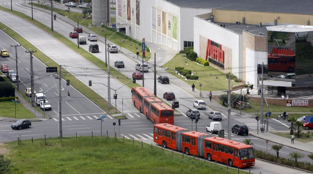 A infraestrutura de transporte e serviços (engrossadas pela construção de novos supermercados e shopping centers) é atrativo na Região Sul de Curitiba | Daniel Derevecki / Gazeta do Povo