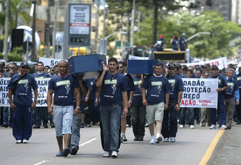 Durante a manhã os manifestantes fizeram uma passeata da Praça Tiradentes até a prefeitura | Marcelo Elias/Agência de Notícias Gazeta do Povo