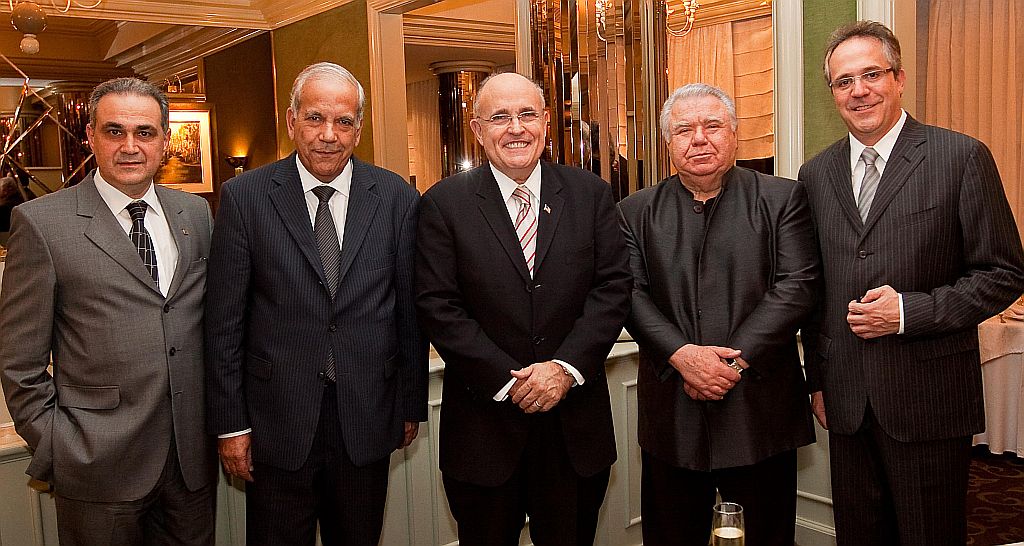 O ex-prefeito de Nova Iorque Rudolph Giuliani (ao centro, de gravata listrada) com o presidente do Grupo Positivo, Oriovisto Guimarães (à dir. dele), o superintendente de marketing do grupo, Rogério Mainardes (à dir.), o ex-governador Jaime Lerner e Alceu Vezozzo Filho (à esq.), da Rede Bourbon de Hotéis. Giuliani foi homenageado ontem com um jantar no restaurante Le Bourbon | Fotos: Naideron Jr.