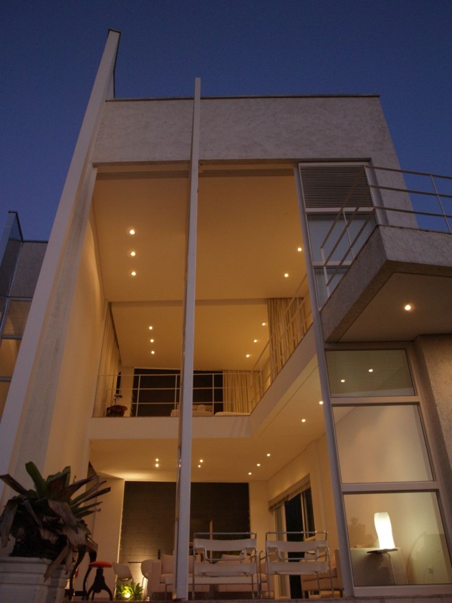 A janela principal da casa tem 8 metros de altura. O projeto é de Clodualdo Pinheiro Jr |