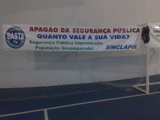 Faixas de protesto foram colocadas no local |