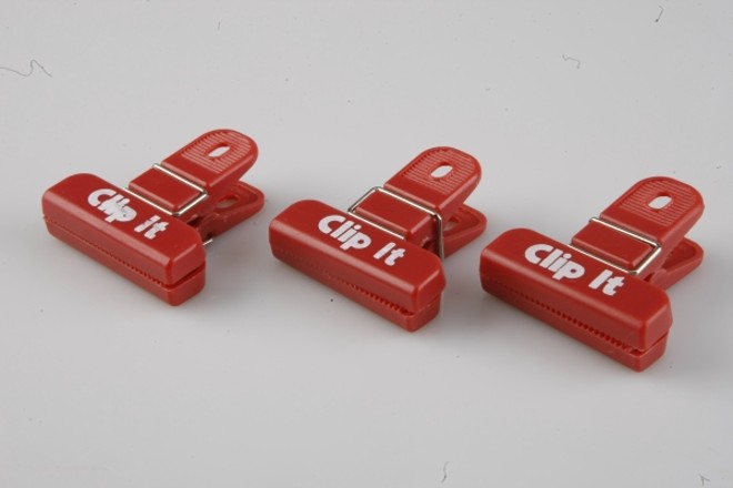 Para quem gosta de modelos mais básicos, a sugestão é esse feito em plástico na cor vermelha. A embalagem com 3 unidades custa R$ 12, na Freezer Point |