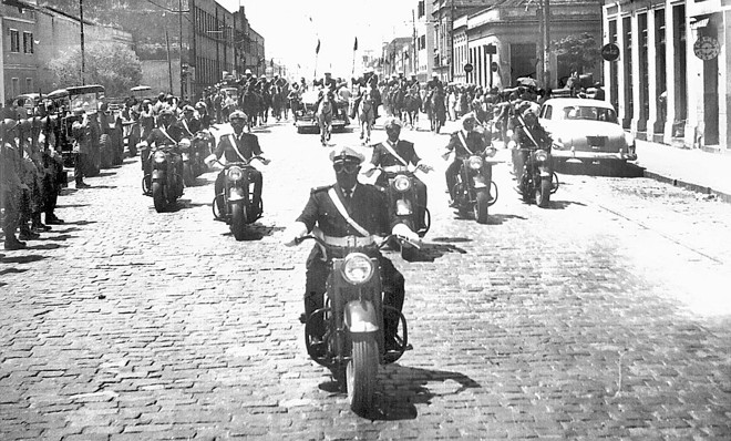 Inspetores de Trânsito com suas motos, como batedores, na Rua Marechal Floriano, em 1952 | 