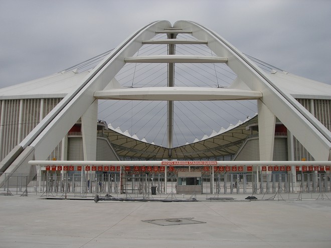 A fachada imponente do novo estádio de Durban: gramado preservado logo no começo da Copa. | 