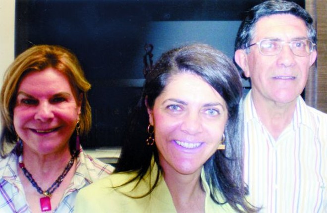 MERECIDO TÍTULO - O casal amigo Doralice Zanetti de Oliveira e José Machado felizes com o sucesso da filha Susane, que recentemente defendeu sua dissertação na Fundação Getulio Vargas, no Rio de Janeiro, obtendo o título de Mestre em Gestão Empresarial |