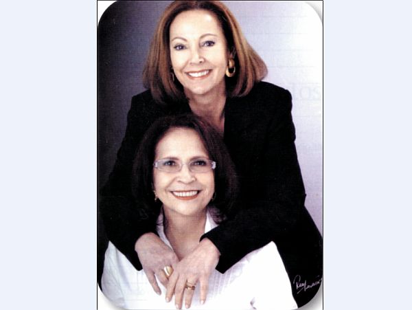 Clarice Miranda (de preto) e Liana Justus comemorando 15 anos do curso Formação de Plateia que ministram com sucesso. São as homenageadas deste domingo (dia 15) pela Orquestra Sinfônica do Paraná. Será às 10h30, com concerto no Teatro Guaíra sob a regência do maestro Alessandro Sangiorgi | Foto Divulgação.