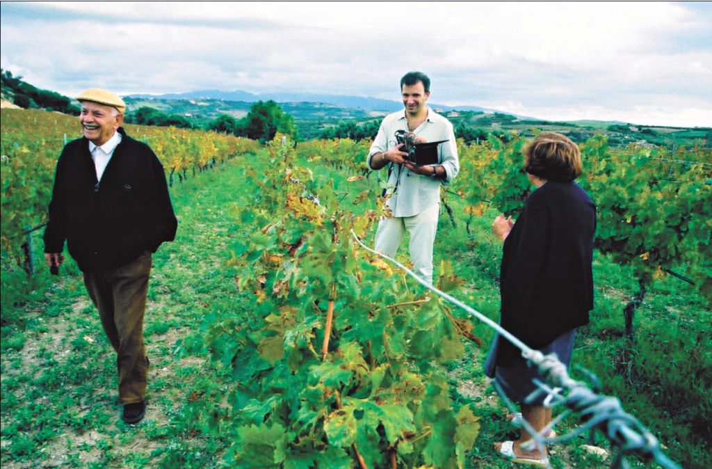 Jonathan Nossiter (com a câmera na mão) em cena do documentário Mondovino, indicado à Palma de Ouro no Festival de Cannes 2004 | Divulgação